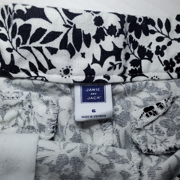 Janie and Jack Black and Ehite Shorts Size 6 - Picture 4 of 5